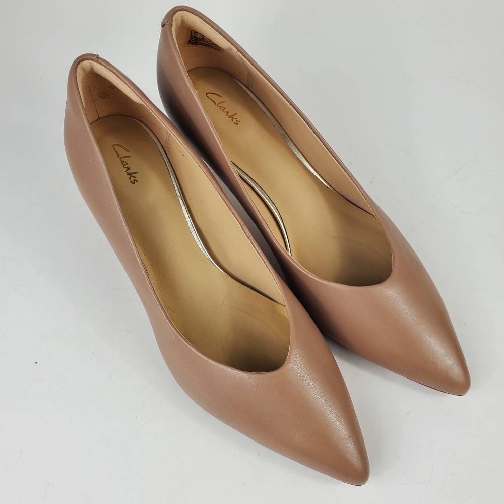Clarks Nude Leather Pumps Womens Size 9 Classic Point Toe Heel Neutral Minimal